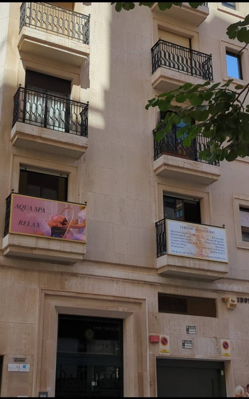 Fachada del edificio en calle Javier Sanz, Almería